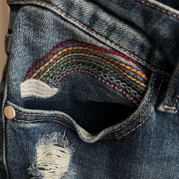 JUDY BLUE 15/32 Straight Leg w/Rainbow above pocket NWT (regularly $65) 🌈🌈 - Picture 3 of 10